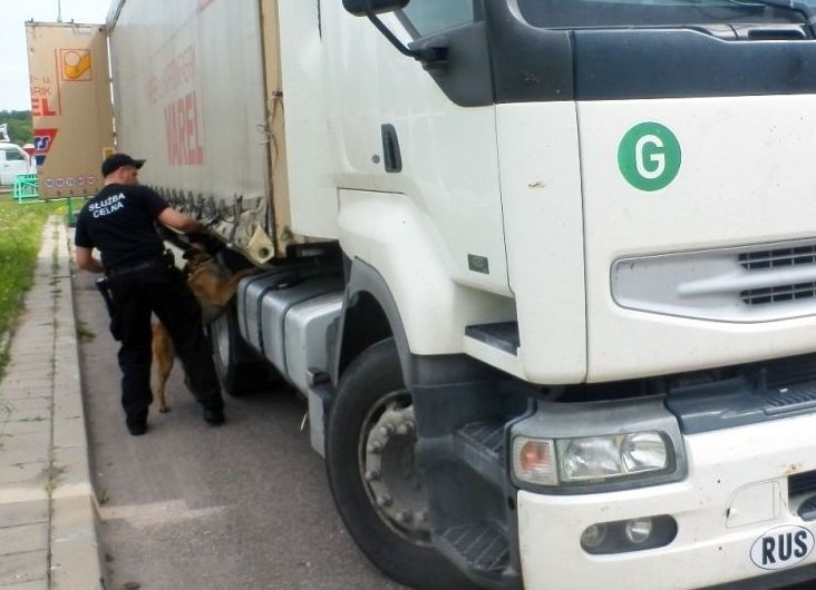 Nielegalne papierosy ukryte w podłogach ciężarówek (zdjęcia)