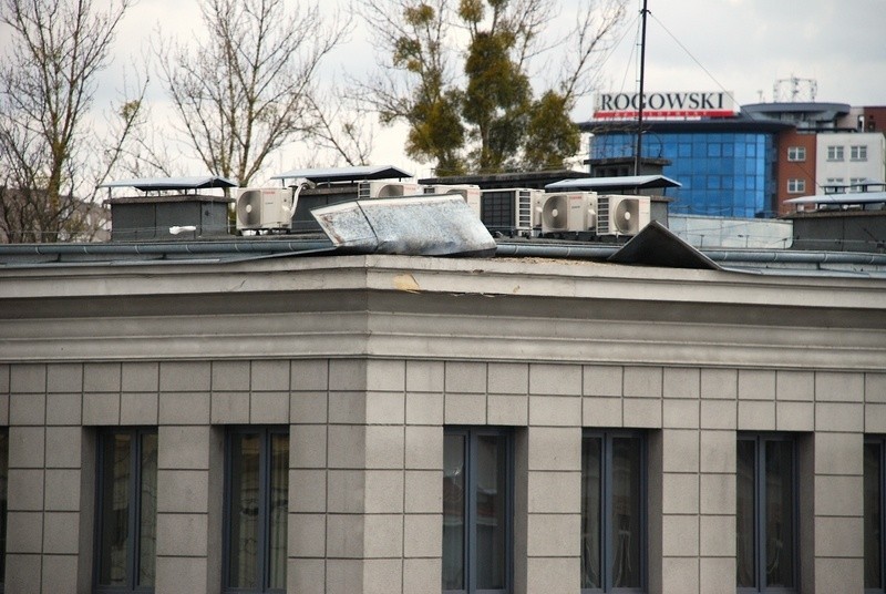- Przy ul. Sienkiewicza na Rynku Kościuszki z dachu budynku...
