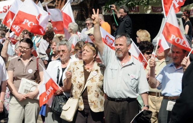 Maszerujący na dłużej zatrzymali się pod toruńską delegaturą Urzędu Wojewódzkiego - na pl. Teatralnym. Tam odczytano petycję skierowaną do szefa Krajowej Rady Radiofonii i Telewizji.