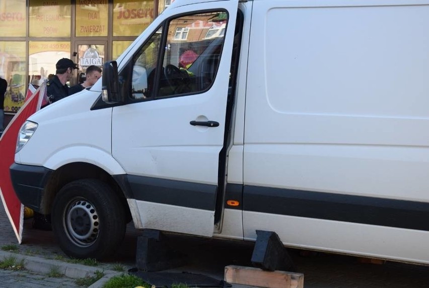 Śmiertelny wypadek w Kaliszu - mercedes potrącił staruszkę na chodniku [ZDJĘCIA]