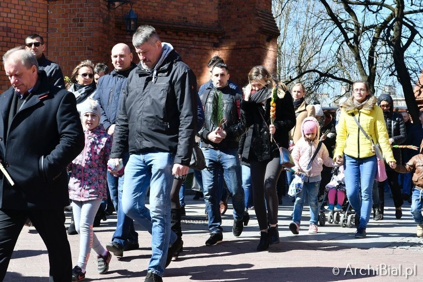 Białystok. Wierni kościoła katolickiego obchodzą niedzielę palmową. Tysiące wiernych uczestniczyło w nabożeństwie w Archikatedrze [ZDJĘCIA]
