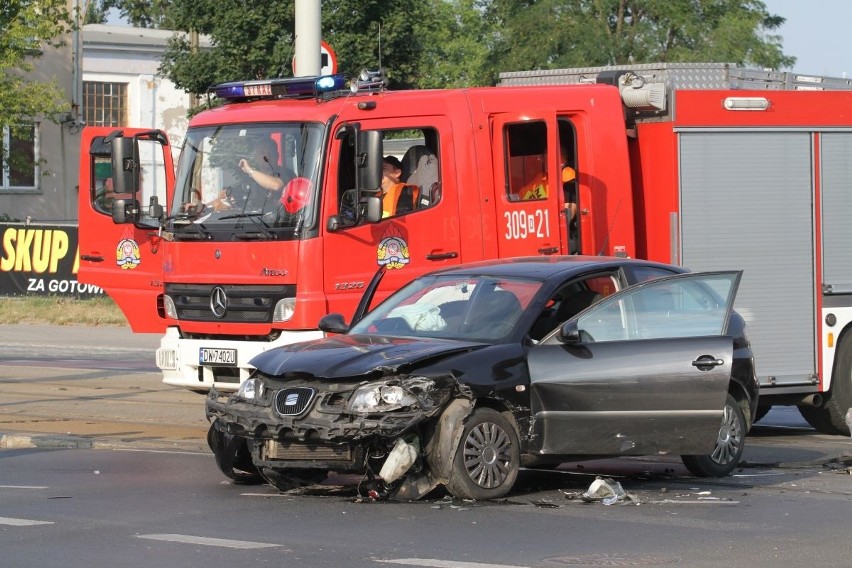 Wrocław: Wypadek seata i forda na Ślężnej. Kierujące trafiły do szpitala (ZDJĘCIA)