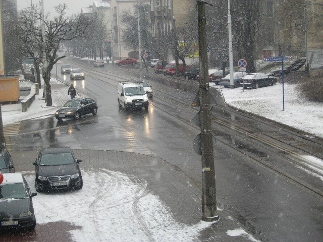 Od rana w Gorzowie warunki na drogach sa fatalne: pada śnieg, jest ślisko. Policja apeluje do kierowców: uważajcie!