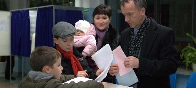 Janusz Kotowski z rodziną podczas wczorajszego głosowania