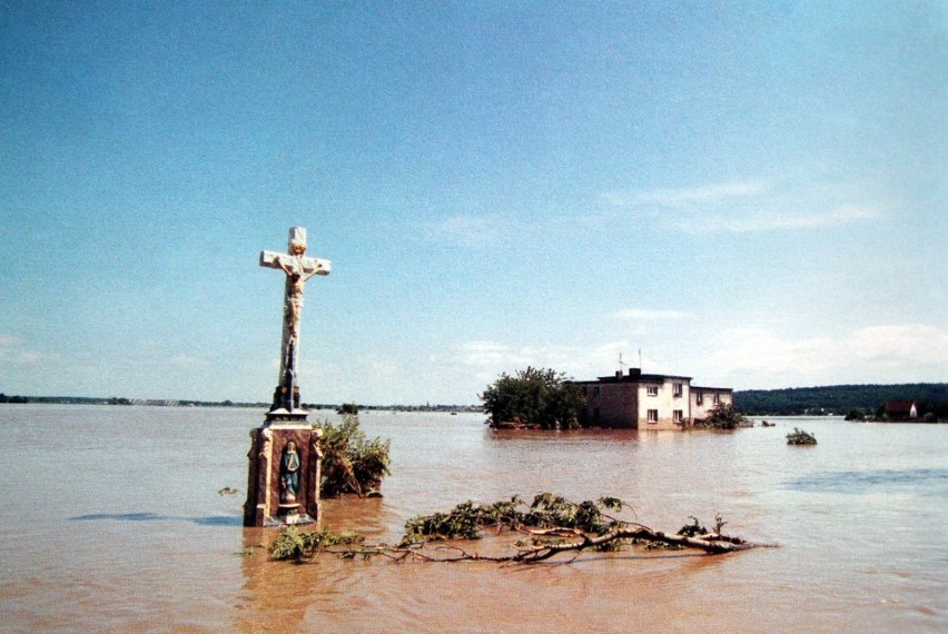 Powódź Tysiąclecia: 23 lata temu wielka woda spustoszyła Polskę. Dzisiaj też wciąż pada i pada... Zobacz archiwalne ZDJĘCIA