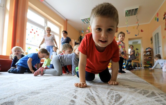 We wszystkich żłobkach w Toruniu są 1183 miejsca, w tym 282 w placówkach prowadzonych przez gminę i 901 w żłobkach niepublicznych. Nasz fotoreporter odwiedził Żłobek Miejski nr 1 przy ulicy Bażyńskich w Toruniu.Zobacz także:Przedszkole na medal