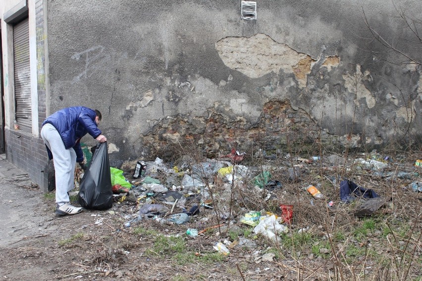 Śmieci przed domem prezydenta Siemianowic. Interwencja policji [ZDJĘCIA]