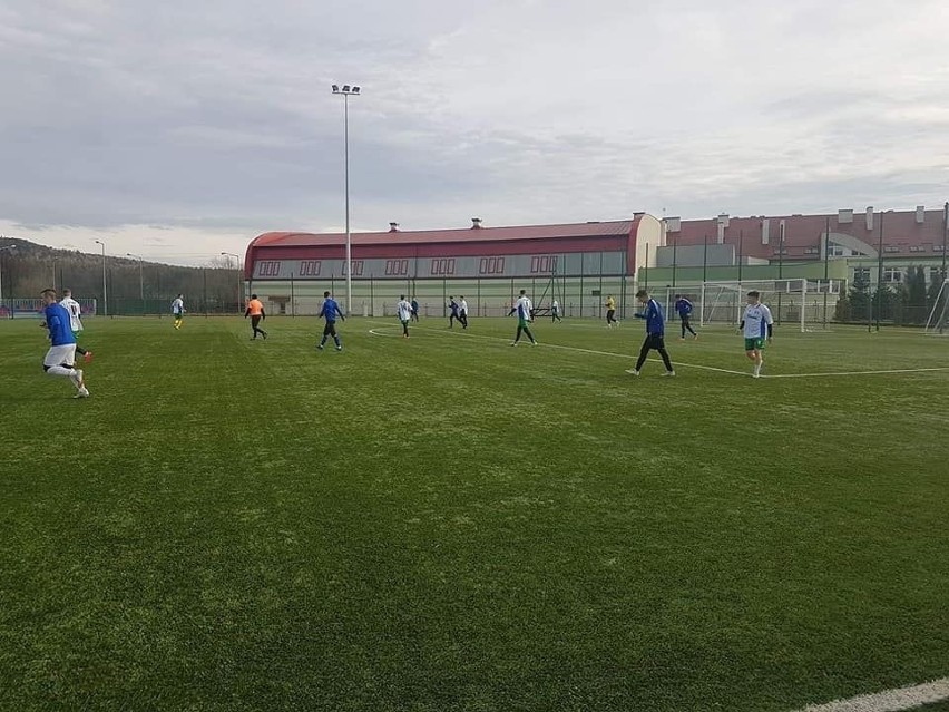 Piłkarze Staru Starachowice zremisowali w meczu kontrolnym z GKS Nowiny 4:4. Trzy bramki Mariusza Fabjańskiego