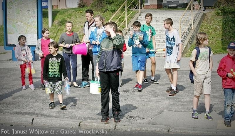 Lany poniedziałek we Wrocławiu. Butelki i wiadra poszły w ruch (ZDJĘCIA)