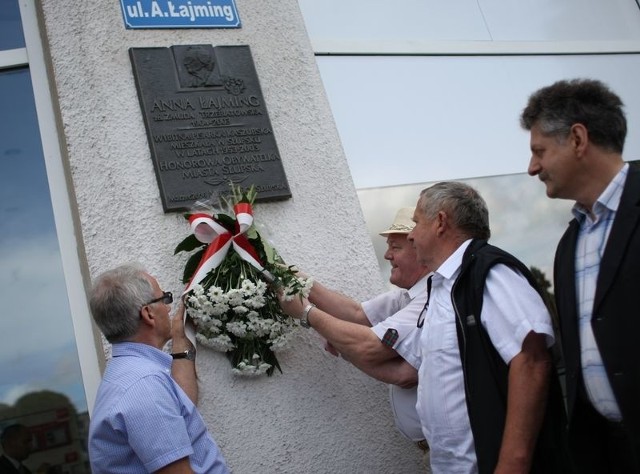 W 10. rocznicę śmierci Anny Łajming złożono kwiaty pod upamiętniającą ją tablicą.