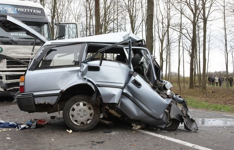 Knorydy. Tragiczny wypadek. Małżeństwo zginęło na miejscu. 1,5 roczny synek walczy o życie (zdjęcia, wideo)