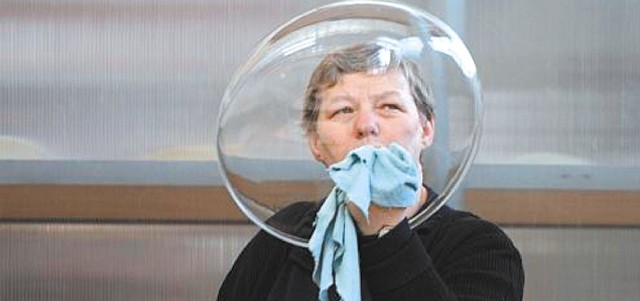 Kobieta czyszczącą przezroczysty szklany klosz w białostockiej hucie szkła
