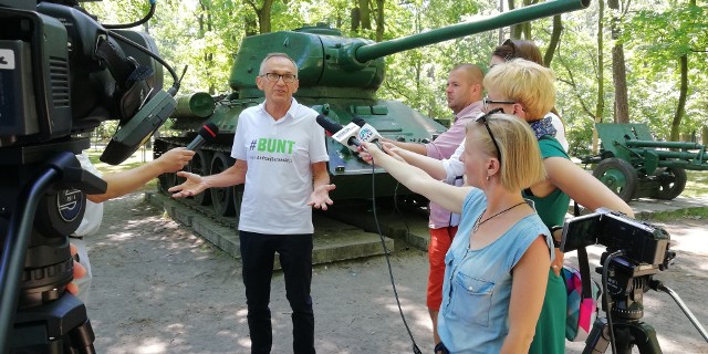 W parku miejskim w Grudziądzu  trwa pierwsza konferencja prasowa Andrzeja Guzowskiego, kandydata PiS na prezydenta Grudziądza.