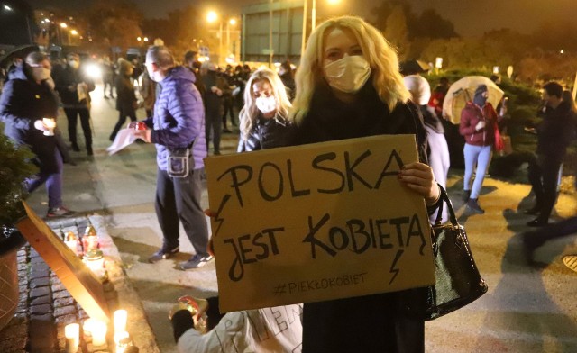 W piątek, 23 października, po godzinie 18, przed siedzibą Prawa i Sprawiedliwości przy ulicy Grzecznarowskigo w Radomiu zebrała się ponad dwustuosobowa grupa kobiet i mężczyzn. Protestowali przeciw decyzji Trybunału Konstytucyjnego, który orzekł, że dopuszczalność przerwania ciąży w przypadku ciężkiego upośledzenia lub choroby płodu jest niezgodna z Konstytucją. >