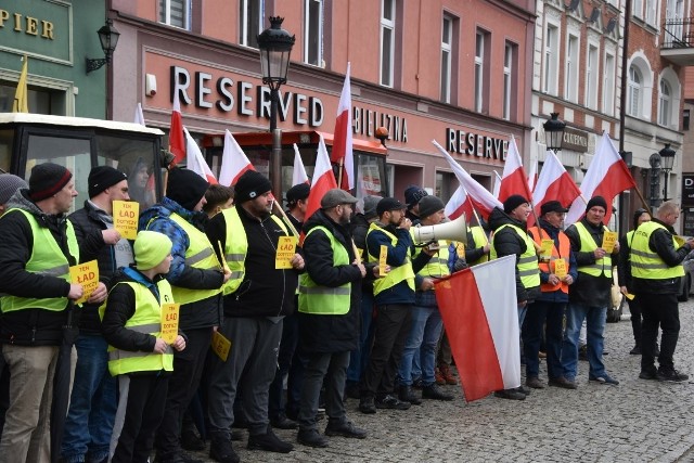 Rolnicy protestowali w Kościerzynie i rozdawali mieszkańcom ulotki, w których informowali o tym, co ich czeka w związku z Zielonym Ładem.
