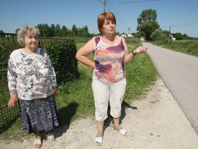 Krystyna Szewczyk i Danuta Sołtys ze Zbrzy do najbliższego przystanku autobusowego, przy którym kursują przewoźnicy mają prawie 5 kilometrów. Panie nie mają nawet jak dojechać do lekarza.