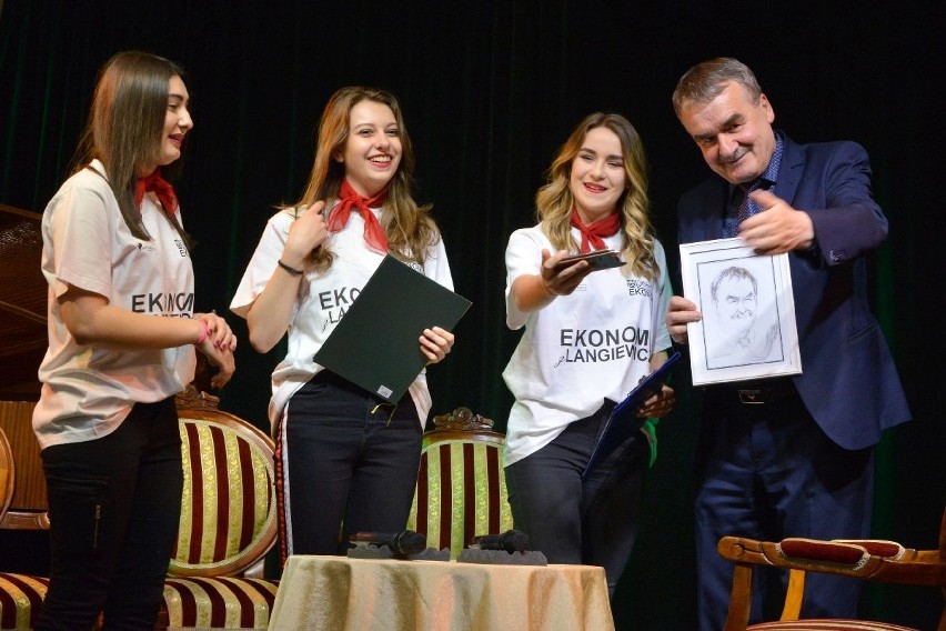 Młodzież z kieleckich szkół zadała prezydentowi Wojciechowi Lubawskiemu kilkadziesiąt ciekawych pytań
