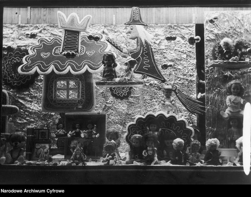 Świąteczne dekoracje na wystawie sklepu z zabawkami, 1972 r.