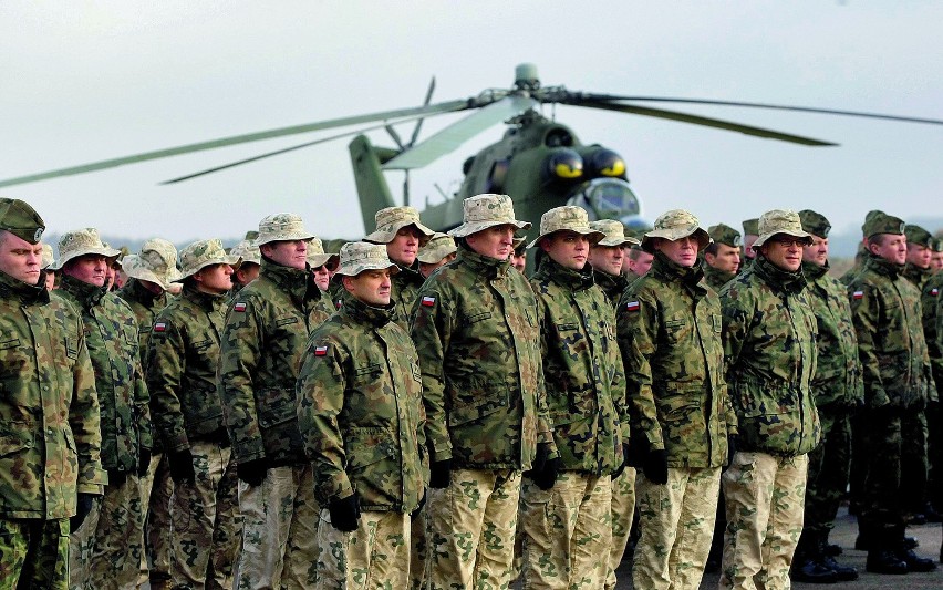 Polskie władze wsparły zarówno interwencję w Iraku, jak w...
