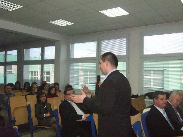 Leszek Roszczenko wskazał ostrowieckim pedagogom zachowania i sytuacje, które mogą być powodowane środkami odurzającymi.