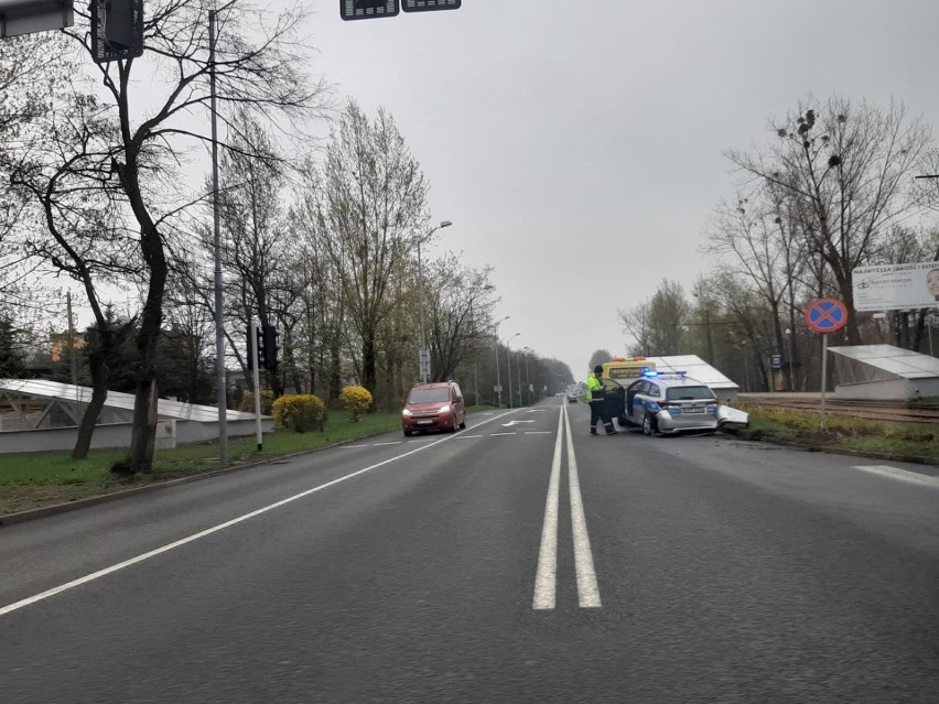 Wypadek radiowozu na sygnale w Katowicach. Policyjna, hybrydowa toyota wjechała na skrzyżowanie. Uderzyła w nią osobówką ZDJĘCIA