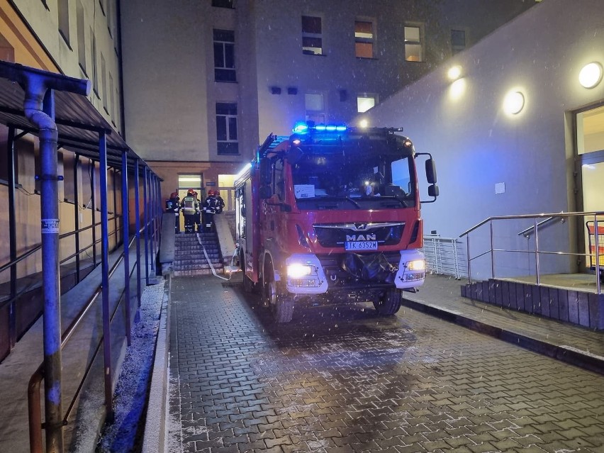 Dwa pożary w szpitalu w Ostrowcu. Na miejscu było sześć zastępów straży pożarnej. Zobacz zdjęcia