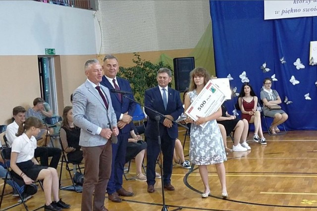 Od prawej Katarzyna Okleja i burmistrz Waldemar Ślusarczyk na uroczystości wręczenia nagrody za wyniki w nauce