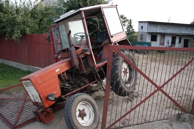 W wypadku w Lubielu Nowym ucierpiał 80-letni mężczyzna przygnieciony bramą