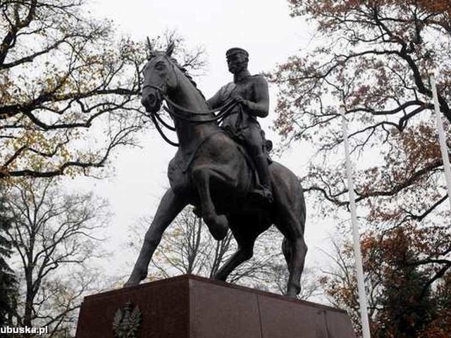 Ostatni z wybudowanych w Polsce konnych pomników Marszałka stanął w 2008 roku w Gorzowie Wielkopolskim.