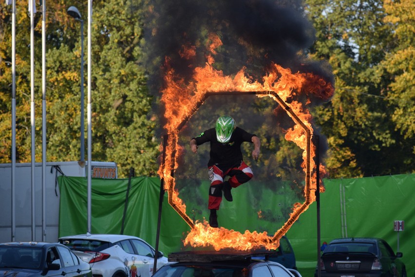 Jastrzębianie podziwiali pokazy kaskaderskie przed halą....