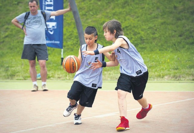 Koszykówka cieszy się wielkim powodzeniem wśród dzieci i młodzieży. Jak przyznają sami trenerzy i działacze w Koszalinie marnuje się wiele koszykarskich talentów.