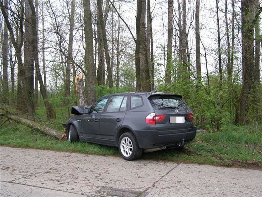 BMW rozbiło się o drzewo na ul. 3 Maja.