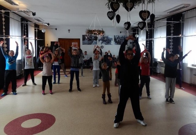 Młodzież ze Skaryszewa może nauczyć się tańczyć podczas zajęć w Miejsko &#8211; Gminnym Ośrodku Kultury.