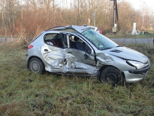 Po sobotniej kraksie w Grzybowie do szpitala trafił 23-letni kierowca peugeota