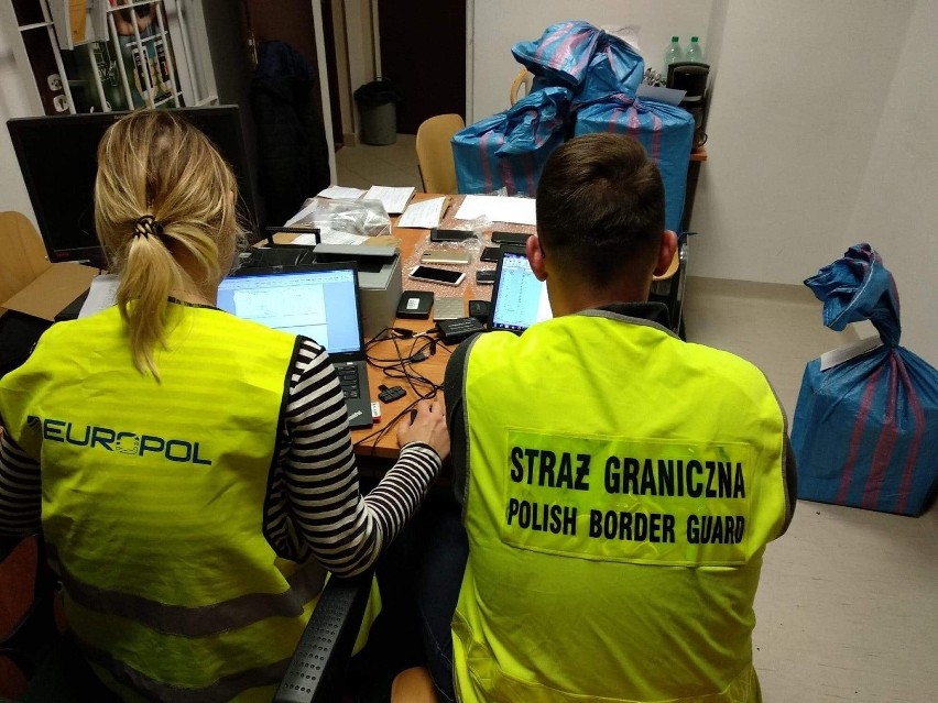 Międzynarodowy gang organizował nielegalną migrację. Zatrzymano siedem osób m.in. na lotnisku w Lublinie oraz w Zamościu