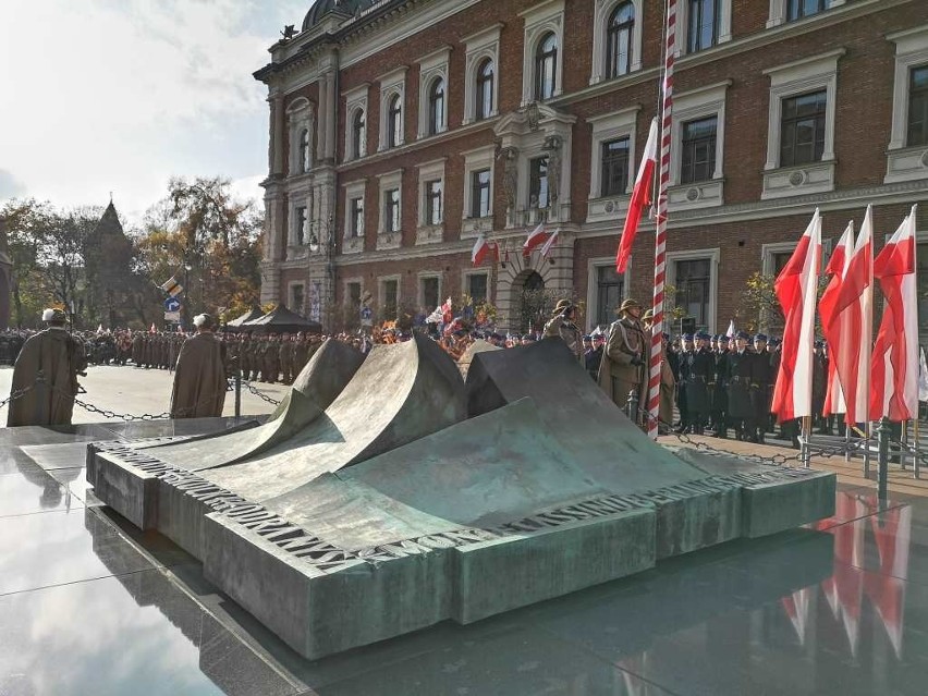 11 listopada w Krakowie: Uroczystości na placu Matejki z wojskową defiladą [ZDJĘCIA]