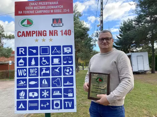 Rafał Lorenz, kierownik Ośrodka Sportu i Rekreacji w Suchedniowie z nagrodą Mister Camping, przyznaną Campingowi numer 140.