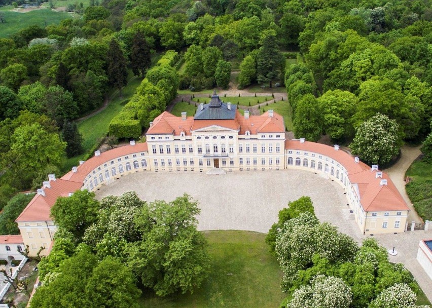 Odrestaurowana fasada pałacu i odtworzony bruk