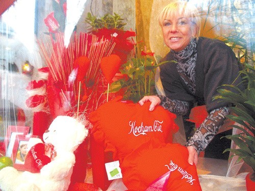Elżbieta Parcheta z kwiaciarni "Emka&#8221; oferuje zakochanym nie tylko kwiaty, ale i walentynkowe wielkie pluszowe serca.