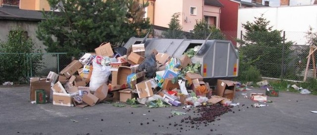 Kupa śmieci na miejskim targowisku