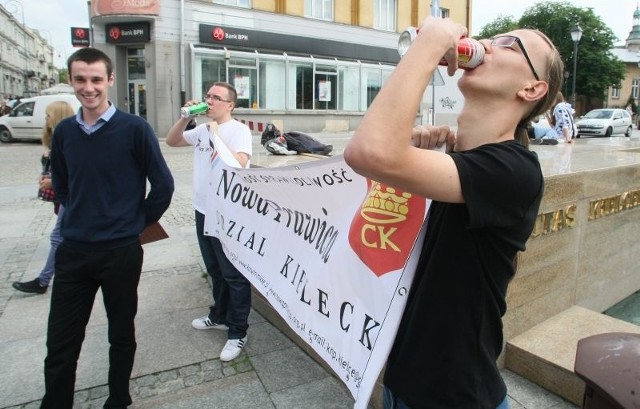 Andrzej Szperl, Maciej Musiał i Dawid Lewicki z Kongresu Nowej Prawicy tak protestowali na Placu Artystów w Kielcach. "Spożywanie&#8221; markowali, bo puszki były puste&#8230;