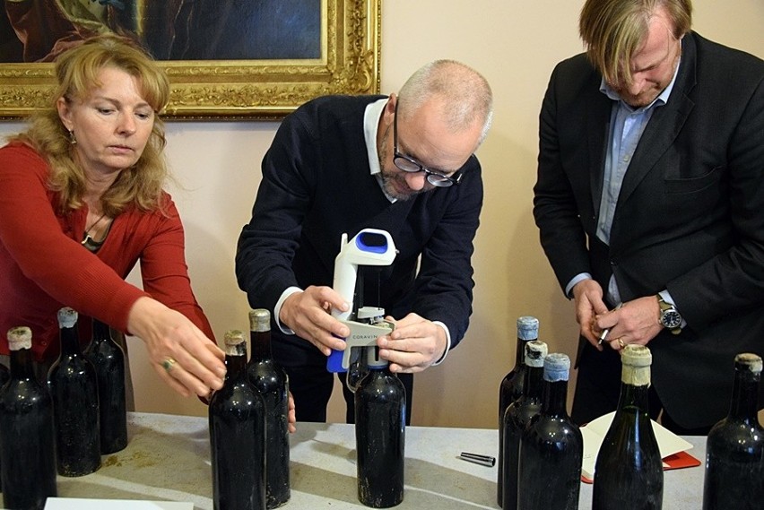 Otworzyli butelki wina sprzed ponad 100 lat. „Czuć jeszcze kwiatowy aromat"