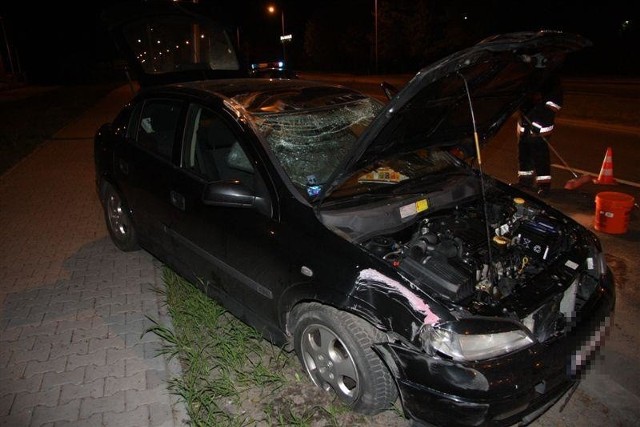 Opole: Auto uderzylo w latarnie. Do zdarzenia doszlo na Wroclawskiej. Kierowca zbiegl.