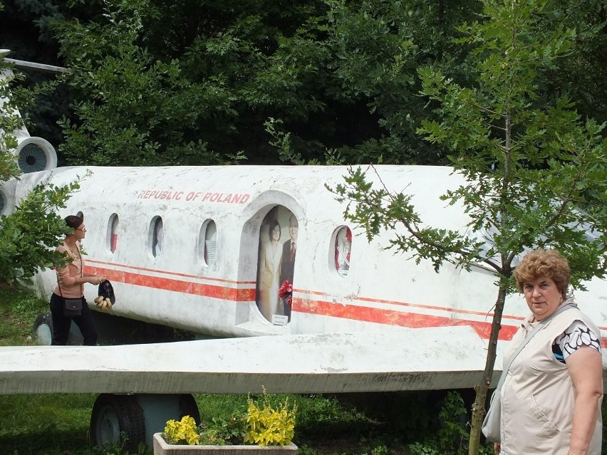 Makieta samolotu TU-154M przed odnowieniem. Widać odpadającą...