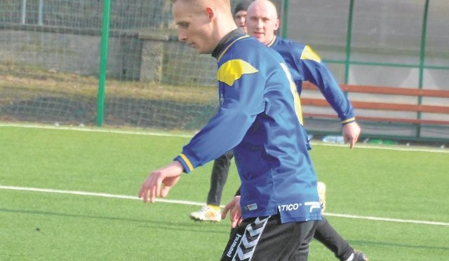 Marcel Motyl (na pierwszym planie) strzelił dla pińczowskiej Nidy pierwszą bramkę w meczu z Naprzodem Jędrzejów.