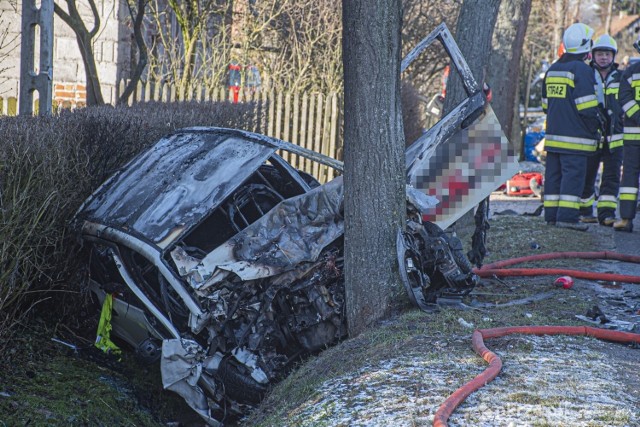 Ze wstępnych ustaleń policji na miejscu zdarzenia wynika, że 58-letni kierowca samochodu marki Fiat Panda (mieszkaniec gminy Krotoszyn), jadąc od strony Raszkowa, zjechał na przeciwny pas drogi i zderzył się czołowo z samochodem marki Mercedes Sprinter, którym kierował 40-letni mieszkaniec Krotoszyna. W wyniku tego fiat panda obrócił się i uderzył w przydrożne drzewo i zaczął się palić