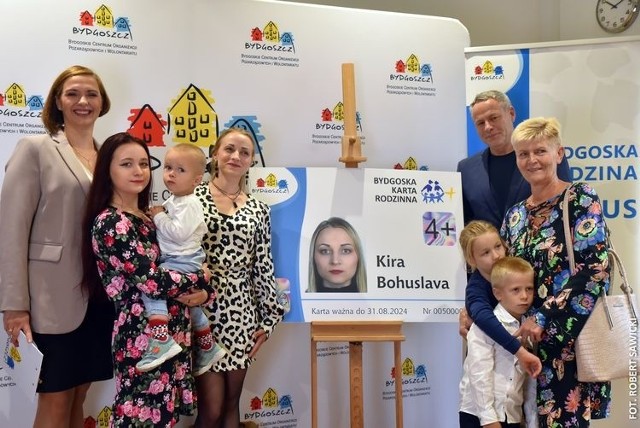Teraz z karty Dużej Rodziny w Bydgoszczy będzie mogła korzystać pani Kira Bohuslava i jej czworo dzieci