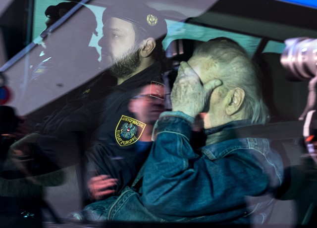 Josef Fritzl w eskorcie policjantów w drodze do więzienia po usłyszeniu wyroku