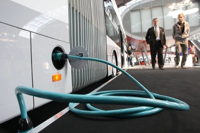 Solaris zaprezentował hybrydowy autobus z systemem plug-in, który pozwala ładować baterie z zewnętrznej sieci.