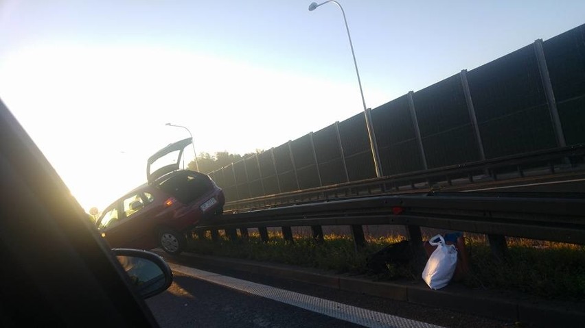 Katowice: Na barierce na autostradzie A4 zawiesił się samochód ZDJĘCIA